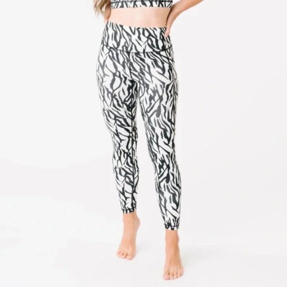 Zyia Active Black & White Leopard Safari Pocket Brilliant Leggings Size 8-10